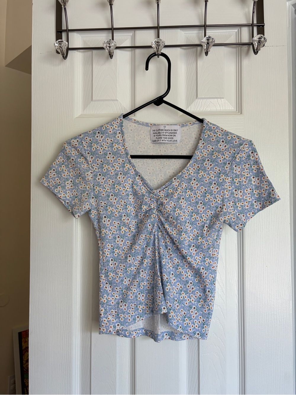 Blue floral ruched V-neck cropped tee O/S